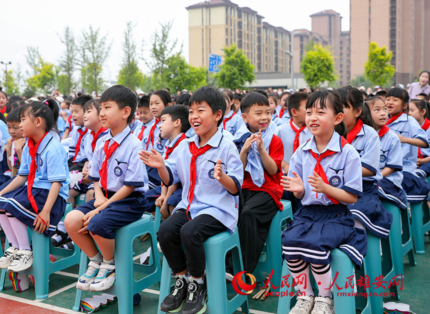 5月31日，雄安容和樂(lè)民小學(xué)“六一”兒童節(jié)文藝匯演現(xiàn)場(chǎng)，精彩的演出引來(lái)同學(xué)們的掌聲。人民網(wǎng)記者 宋燁文攝