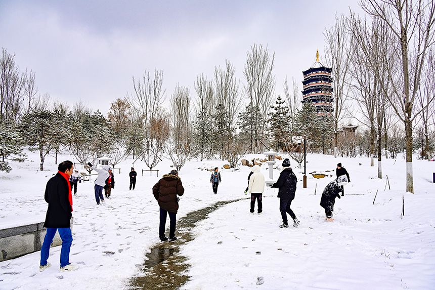 市民在雪中嬉戲。胡忠攝