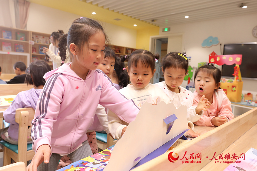 4月23日，雄安北海幼兒園開展“荷你遇見書香美好”讀書分享活動，孩子們以書交友，將自己喜歡的書推薦給其他小朋友。人民網記者 李兆民攝