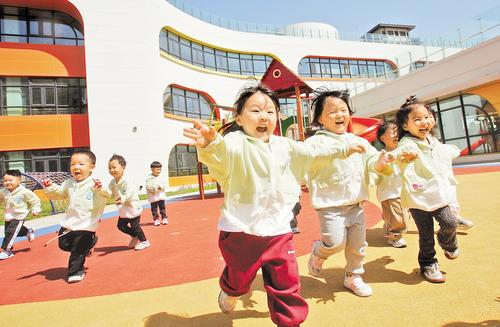 近日，雄安容和羅河幼兒園“小禾班”的孩子們進行晨間體能大循環(huán)游戲。河北日報記者 劉光昱攝