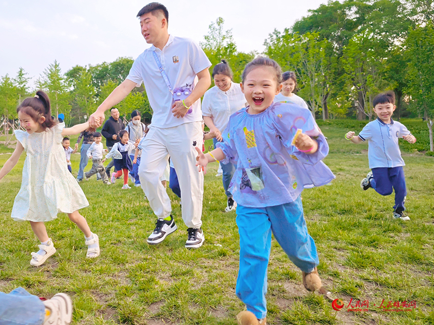 雄安容和容德幼兒園孩子們開始“貓鼠大戰(zhàn)”前的熱身運(yùn)動(dòng)。人民網(wǎng)記者 李兆民攝