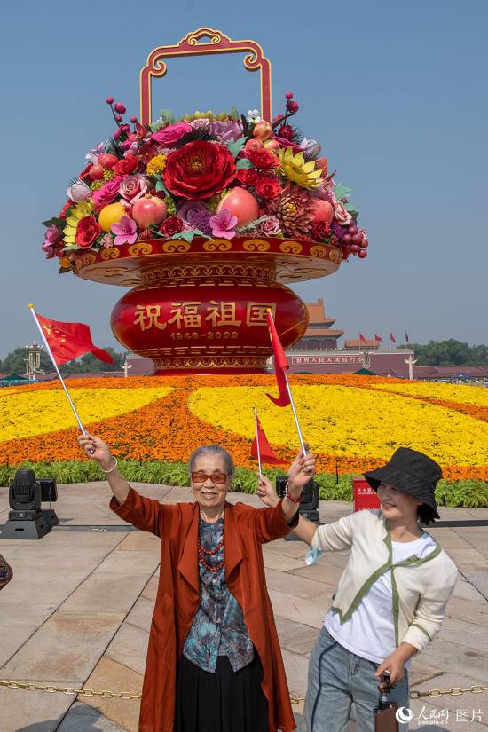 “祝福祖國(guó)”巨型花果籃亮相天安門廣場(chǎng)。人民網(wǎng)記者 翁奇羽攝 